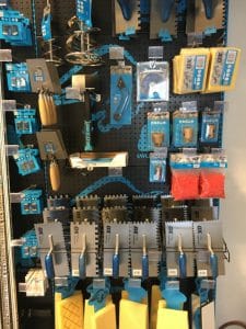 Verkoop van tegel toebehoren