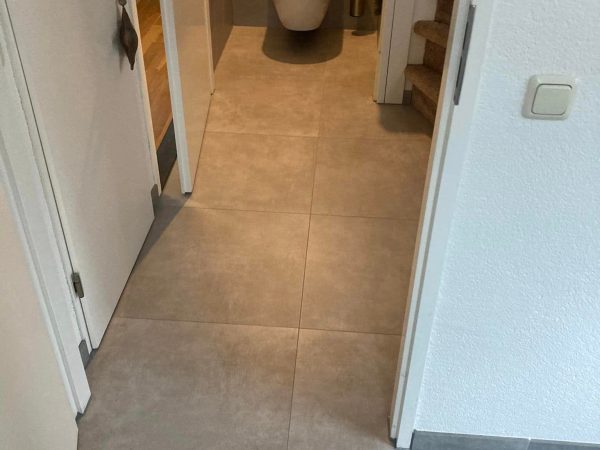 grijze wand en vloertegel (2)