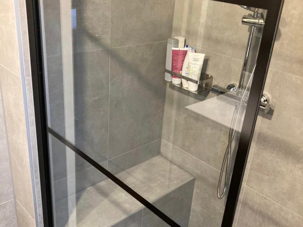 grijze wand en vloertegel (5)