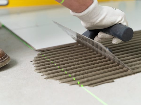 tegelzetter aan het werk